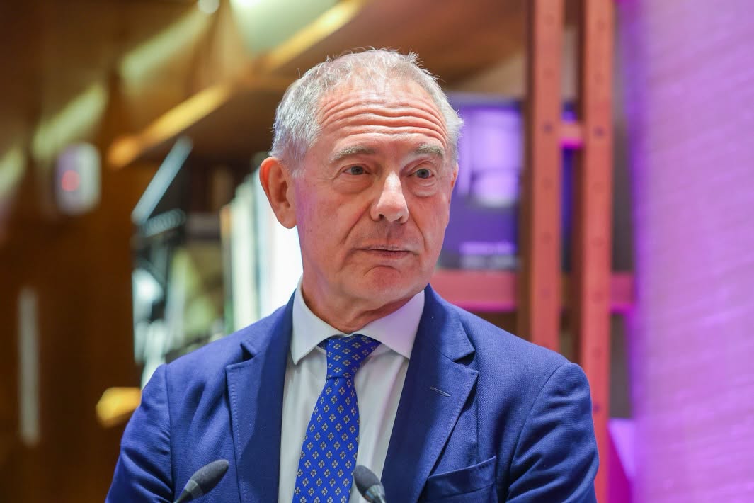 Adolfo Urso (Fratelli d'Italia) - "Abbiamo lavorato in questi anni sul ricambio generazionale e sul sostegno a chi, ogni giorno, tiene viva questa tradizione con le proprie mani. In questo quadro si inseriscono gli ITS Academy, leva strategica per rispondere al bisogno di professionalità del settore, e la legge Pmi, un risultato atteso da ben più di dieci anni, con cui abbiamo rafforzato in modo concreto il sostegno alle micro, piccole e medie imprese e all’artigianato, cuore del nostro Made in Italy, attraverso misure per la crescita, l’innovazione e l’accesso al credito".